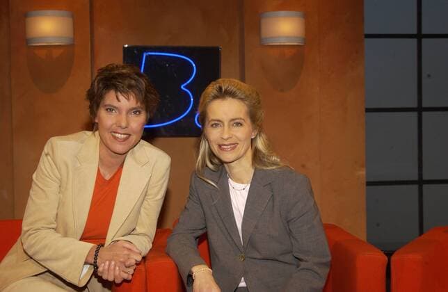 Bettina Böttinger, 65. Geburtstag am 4. Juli Moderatorin Bettina Böttinger ,l-r, und die niedersächsische Sozialministerin Ursula von der Leyen (CDU) , aufgenommen am 12.02.2004 in Köln in der WDR-Sendung B. trifft... .