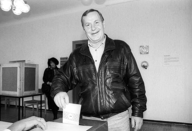 Bundestagswahlen 1994: Lothar Bisky (Deutschland PDS-Bundesvorsitzender) während der Stimmabgabe in einem Wahllokal in Berlin-Oberschöneweide
