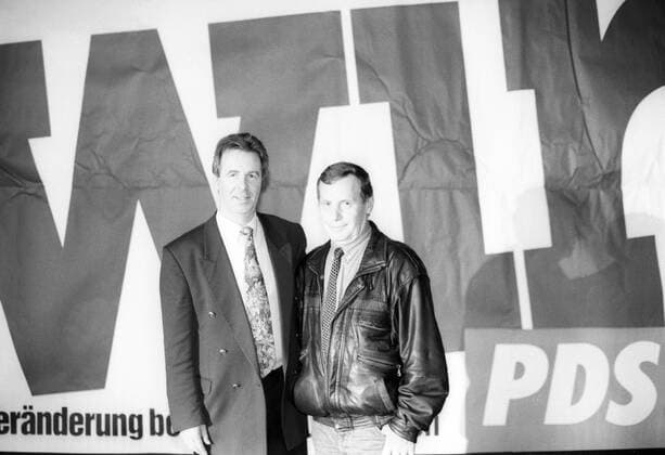 Wahlkampf der PDS zu den Bundestagswahlen 1994 in Potsdam: Rolf Kutzmutz (li., Deutschland PDS) und Lothar Bisky (Deutschland PDS-Bundesvorsitzender)