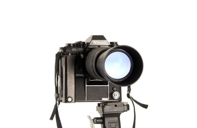 NIKON F 3 - Analog Kamera Fotoapparat mit Motor auf Stativ