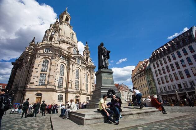 Frauenkirche in Dresden Frauenkirche in Dresden, Sachsen, Sehenswuerdigkeit, Dresdner, Dresdener, Architektur, Kultur, Stadt, citiy, Bauwerk, Gebaeude, Haus, cities, Staedte, Bauwerke, building, buildings, Wahrzeichen, Deutschland, Europa, Barock, Baustil, Reise, travel, Reisefeature, Europa, europe, Sachsen, historische, historisch, Wahrzeichen, Sehenswuerdigkeit, sightseeing, saxony, Kirche, Frauen, church, churches, Kirchen, Fraunkirche, Aussenaufnahme, Kirchengebaeude, Sakralgebaeude, Glaube, Religion, Neumarkt, Kirche unser Lieben Fauen, Wiederaufbau 1994 der 2005, Martin-Luther-Standbild, bronzene Skulptur von Adolf von Donndorf von 1885 Innenstadt, Stadtmitte, Stadtzentrum, Mitte, Zentrum,