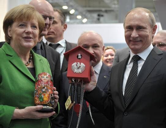 ITAR-TASS: HANOVER, GERMANY. APRIL 8, 2013. The German Chancellor, Angela Merkel with a Matryoshka nesting doll and President of Russia Vladimir Putin with a wood cuckoo clock at the opening of the world s biggest industrial fair in Hannover (Hannover Messe 2013).  Aufmacher kurios RE118B08
