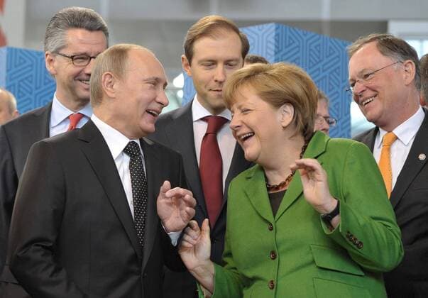ITAR-TASS: HANOVER, GERMANY. APRIL 8, 2013. The German Chancellor, Angela Merkel (green), President of Russia Vladimir Putin (front L), Russian Industry and Trade Minister Denis Manturov (foreground C) at the opening of the world s biggest industrial fair in Hannover (Hannover Messe 2013).  Aufmacher kurios RE118B16