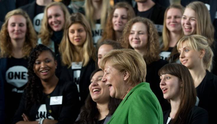 Bundeskanzlerin Angela MERKEL spricht zu den jungen Botschaftern. Treffen der Bundeskanzlerin mit Jugendbotschaftern der entwicklungspolitischen Organisation ONE im Bundeskanzleramt in Berlin, Deutschland am 08.04.2013.