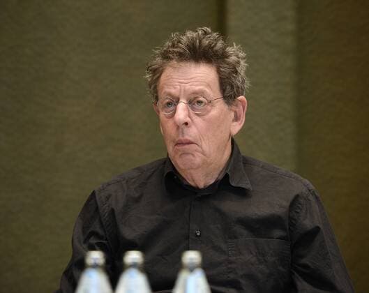 Pressekonferenz zur Uraufführung der Oper - Spuren der Verirrten - von Philipp Glass nach einem Roman von Peter Handke als Eröffnungsaufführung der neuen Linzer Oper. Dieses Bild zeigt den Komponisten der Oper Philipp Glass 2013 - Pressekonferenz zur Uraufführung der Oper - Spuren der Verirrten - von Philipp Glass nach einem Roman von Peter Handke als Eröffnungsaufführung der neuen Linzer Oper - Landeshauptmann des österreichischen Bundeslandes Oberösterreich Josef Pühringer