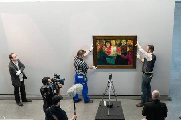 Kunstmuseum des Landes Sachsen-Anhalt Stiftung Moritzburg Emil Nolde Abendmahl , gemalt 1909 ist wieder in Halle in der Moritzburg angekommen. Als erstes und bedeutenstes Gemälde wird es von den Galerietechnikern Uwe Seichter und Hendrik Arnhold (vlnr) für die Ausstellung : Emil Nolde Farben - heiss und heilig der Stiftung Moritzburg Kunstmuseum des Landes Sachsen-Anhalt gehangen. Es ist eine Leihgabe des Kopenhagen Statens Museum for Kunst und wird seit 76 Jahren zum ersten Mal wieder in Halle zu sehen sein. links im Bild Chefrestaurator der Stiftung Moritzburg Albrecht Pohlmann.