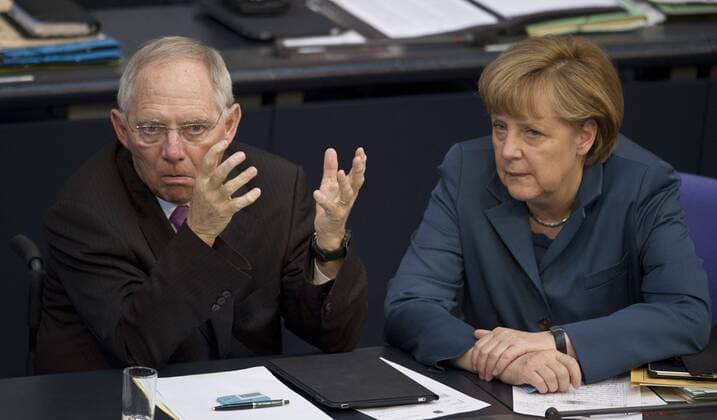 Bundesfinanzminister Wolfgang SCHÄUBLE (CDU) und Angela MERKEL (CDU) 234.Plenarsitzung des Deutschen Bundestags im Reichstag in Berlin am 18.04.2013.