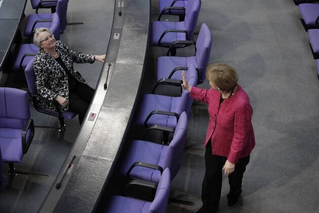 Berlin, Bundestag Plenum 235. Sitzung, Förderung der Prävention , Förderung der Sicherstellung des Notdienstes von Apotheken, Apothekennotdienstsicherstellungsgesetz - ANSG) Foto: CDU-Politikerin Annette Schavan, Bundeskanzlerin Angela Merkel