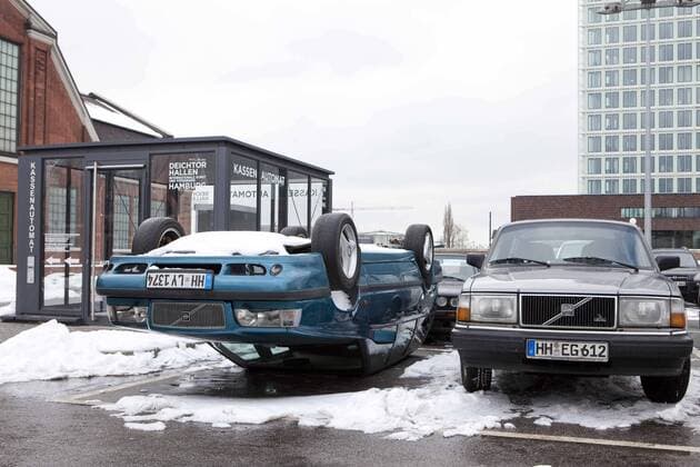 Ein Exponat von Hans Peter Feldmann - ein auf dem Dach liegendes Auto - ist am 21.03.2013 auf dem Parkplatz vor den Deichtorhallen in Hamburg zu sehen. Auto Dach umgekehrt Unfall Kunst