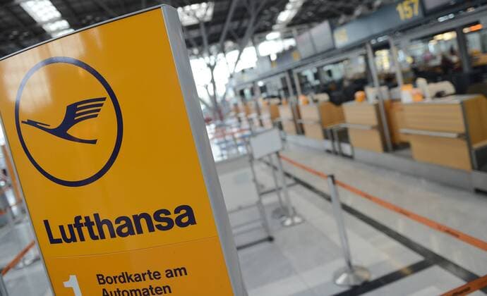 (130422) -- STUTTGART, April 22, 2013 (Xinhua) -- Empty counters are seen at the airport in Stuttgart, Germany, April 22, 2013. Nearly 2,000 Lufthansa flights scheduled for Monday were cancelled because of a warning strike called by labor union Ver.di. (Xinhua Ma Ning) (bxq) GERMANY-STUTTGART-STRIKE 