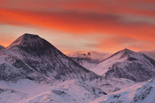 schneebedeckte Berggipfel im Abendrot in den franzoesischen Alpen, Frankreich snow-covered mountain tops under red evening sky in the French Alps, France BLWS332046