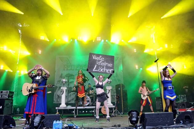 8. Hexentanz Open Air Festival 2013. Feuerschwanz während eines Konzertes im Rahmen des 8. Hexentanzfestivals am 28.04.2013 in Losheim am See.