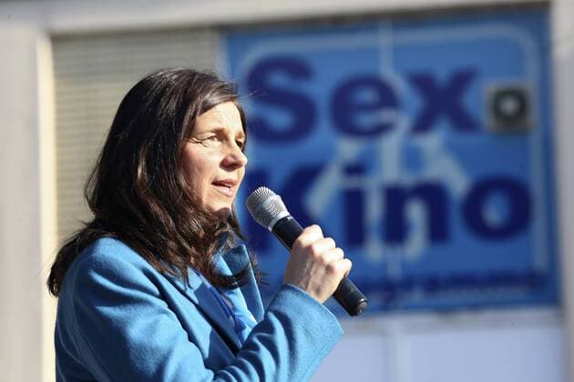 Mit vier zentralen Gottesdiensten unter freiem Himmel, wie hier auf dem Spielbudenplatz an der Reeperbahn, ist am Mittwoch (01.05.13) der 34. Deutsche Evangelische Kirchentag in Hamburg eröffnet worden. Foto: Das Kirchentags-Präsidiumsmitglied, Bundestagsvizepräsidentin Katrin Göring-Eckardt (Grüne), spricht vor der Kulisse eines Sex-Kinos. Bis Sonntag feiern und diskutieren über 116.000 Dauerteilnehmer unter dem Leitwort Soviel Du brauchst . Über 2.500 Podien, Konzerte und Workshops verbinden biblische Themen, Alltag und Kulturen. (Siehe epd-Meldungen vom 01.05.13) Evangelischer Kirchentag in Hamburg mit Gottesdiensten unter freiem Himmel eröffnet epd EDITORIAL USE ONLY