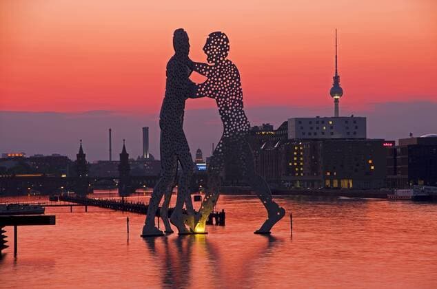 Molecule Man, Monumentalkunstwerk in der Spree nahe der Oberbaumbrücke, Berlin, Deutschland, Europa iblale03036220.jpg