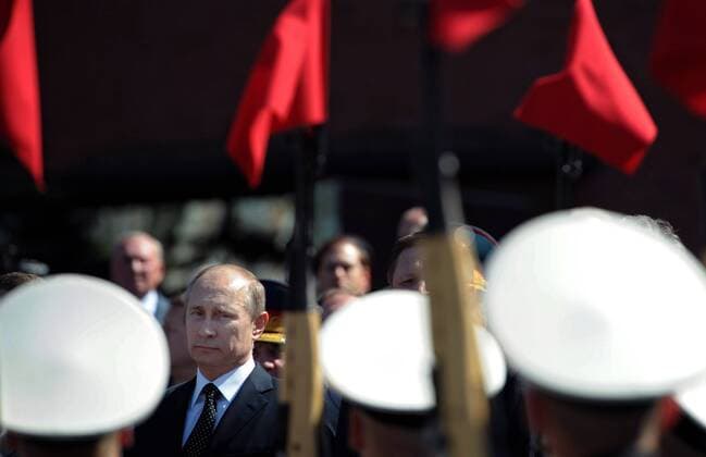 ITAR-TASS: MOSCOW, RUSSIA. MAY 8, 2013. Russia s president Vladimir Putin (R back) at a wreath laying ceremony at the Tomb of the Unknown Soldier outside the Kremlin.  premiumd Aufmacher RE11B253