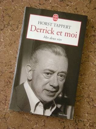 Feature Symbol: Autobiographie von Horst Tappert 05 13 thg Französische Ausgabe der Tappert-Autobiographie Derrick und ich - meine zwei Leben Derrick et moi - Mes deux vies Deutschland deutsch deutscher Mann Schauspiel Schauspieler TV Fernsehen Film Kino Krimi Krimiserie Buch Biographie Lektüre Literatur book german actor hoch