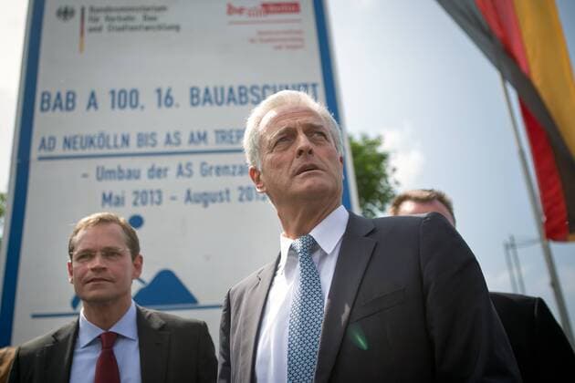 Bundesverkehrsminister Peter Ramsauer, CSU, (rechts) und Berlins Verkehrssenator Michael Müller, SPD, (links) beim Spatenstich für den Weiterbau der Berliner Stadtautobahn A100. Spatenstich A100