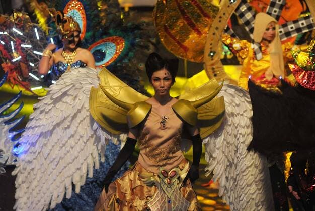 (130509) -- JAKARTA, May 9, 2013 (Xinhua) -- Indonesian dancers perform during the 10th Gading Nite Carnival in Jakarta, Indonesia, May 9, 2013. More than 500 people paraded with extravagant costumes during the carnival as part of the Jakarta Fashion and Food Festival. (Xinhua Zulkarnain)(zhf) INDONESIA-JAKARTA-CARNIVAL 