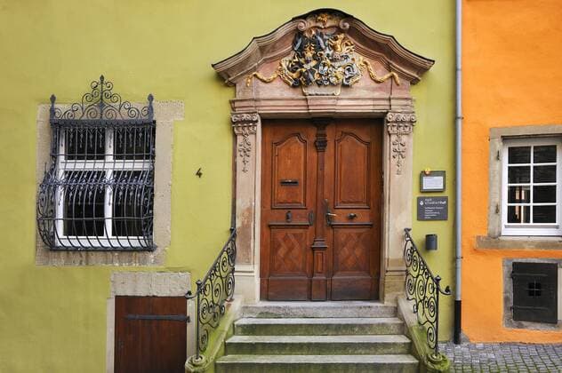 Barockes Eingangsportal, 1779, Stellwag-Haus mit den Wappen der Familien Stellwag-Bonhöffer, ehemaliges Haus des Barfüßerklosters aus dem 13. Jhd., Marktplatz 4, Schwäbisch Hall, Baden-Württemberg, Deutschland, Europa, ÖffentlicherGrund iblmzc02460706.jpg