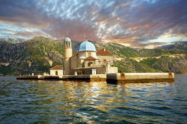 Insel des Hl. Georg, Bucht von Kotor, Perast, Montenegro, Europa iblpwn02459327.jpg