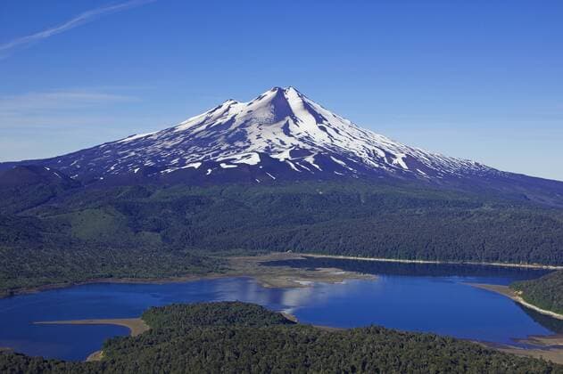 Vulkan Llama und Lago Conguillio von der Sierra Nevada im Morgenlicht, Chile, Patagonien, Anden, Conguillio Nationalpark volcano Llama and Lago Conguillio, view from Sierra Nevada in morning light, Chile, Patagonia, Andes, Conguillio National Park BLWS334402