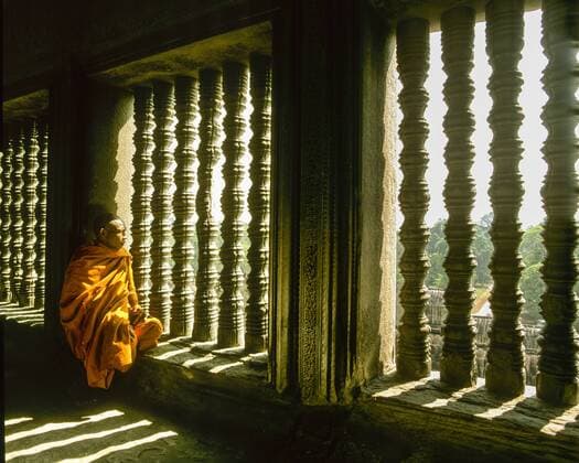 Buddhistischer Mönch sitzt an einem Baluster-Fenster im Tempel Angkor Wat, UNESCO-Weltkulturerbe, Siem Reap, Kambodscha, Asien iblsbe03105770.jpg