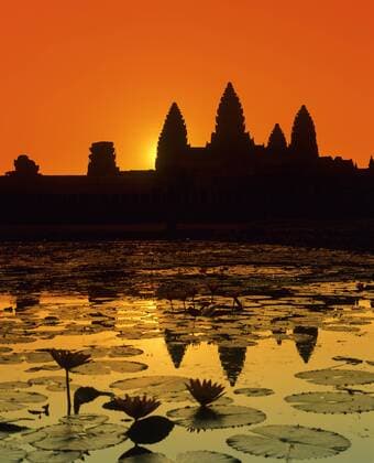 Haupttempel Angkor Wat spiegelt sich im Lotusteich, Silhouette bei Sonnenaufgang, UNESCO-Weltkulturerbe, Siem Reap, Kambodscha, Asien iblsbe03105799.jpg
