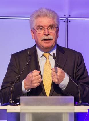 Martin ZEIL, Bayerischer Staatsminister für Wirtschaft, Infrastruktur, Verkehr und Technologie, Rede, Portrait, Porträt, Fraunhofer und DLR eröffnen Zentrum für Leichtbauproduktionstechnologie (ZLP) im Innovationspark Augsburg, 14.05.2013, Fraunhofer und DLR eröffnen Zentrum für Leichtbauproduktionstechnologie (ZLP) in Augsburg, Bayern, Deutschland,