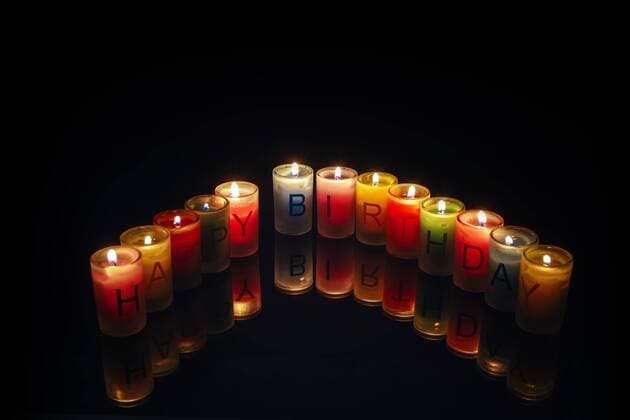 Geburtstag - Symbolbilder  Geburtstagskerzen mit Buchstaben bilden Schriftzug Happy Birthday iblhhh03095562.jpg