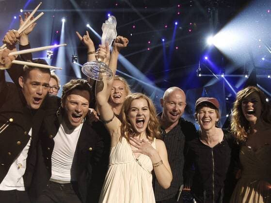 ITAR-TASS: MALMO, SWEDEN. MAY 18, 2013. Emmelie de Forest (front) representing Denmark holds a microphone-shaped trophy as she wins the 2013 Eurovision Song Contest, at Malmo Arena.  Aufmacher RE11BE83