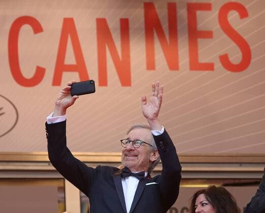 73. Berlinale, Steven Spielberg erhält den Goldenen Ehrenbären für sein Lebenswerk Jury President Steven Spielberg takes a photo on the steps of the Palais des Festivals before the screening of the film Inside Llewyn Davis during the 66th annual Cannes International Film Festival in Cannes, France on May 19, 2013.  CAN20130519803