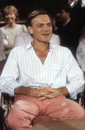 Hans-Peter Hallwachs (Schauspieler) 07 86 dar Hans-Peter Hallwachs im Juli 1986 in der NDR Talkshow Deutschland deutsch deutscher Mann Schauspiel Film TV Fernsehen Talk Show german actor hoch halb sitzend lächelnd