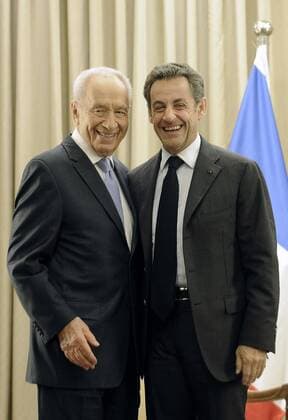 Israeli President Shimon Peres (L) meets with former French president Nicolas Sarkozy in Jerusalem on May 23, 2013. Sarkozy will go on to meet with Israeli Prime Minister Benjamin Netanyahu later in the day.  ISRX20130523299