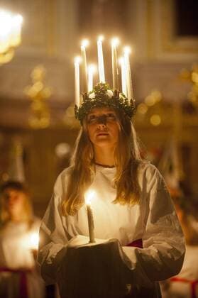 Faline Hager trat am Sonntagabend (09.12.12) als schwedische Lichterkönigin Lucia mit einem brennenden Kerzenkranz auf ihrem Kopf im Berliner Dom bei einem Adventskonzert auf. Der renommierte Stockholms Musikgymnasiums Kammarkör sang unter der Leitung von Helene Stureborg im Schein der Lichterkronen schwedische, deutsche und internationale Weihnachtslieder. Das Luciafest ist ein vorweihnachtlicher Brauch, der vor allem in Schweden verbreitet ist. Das Fest fällt immer auf den 13. Dezember, der in den christlichen Kirchen der Gedenktag der Heiligen Lucia ist und vor der Gregorianischen Kalenderreform der kürzeste Tag des Jahres war. Die wichtigsten Elemente sind das Tragen von weißen Gewändern und Kerzen, der Verzehr von traditionellem Safrangebäck (lussekatter), das Singen von Lucialiedern, und die Wahl einer örtlichen Lucia. DER ABDRUCK DES EPD-FOTOS IST HONORARPFLICHTIG! Schwedische 401355 EDITORIAL USE ONLY