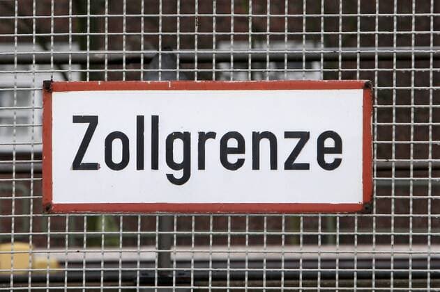 Noch weisen Schilder wie dieses auf der Veddel auf das Zollgebiet im Hamburger Freihafen hin (Foto vom 18.12.2012). Sie entfallen allerdings zum Jahreswechel mit Auflösung des Freihafens Hamburg zum 1. Januar 2013. DER ABDRUCK DES EPD-FOTOS IST HONORARPFLICHTIG! Der Freihafen Hamburg wird zum 1.1.2013 aufgelöst 401911 EDITORIAL USE ONLY