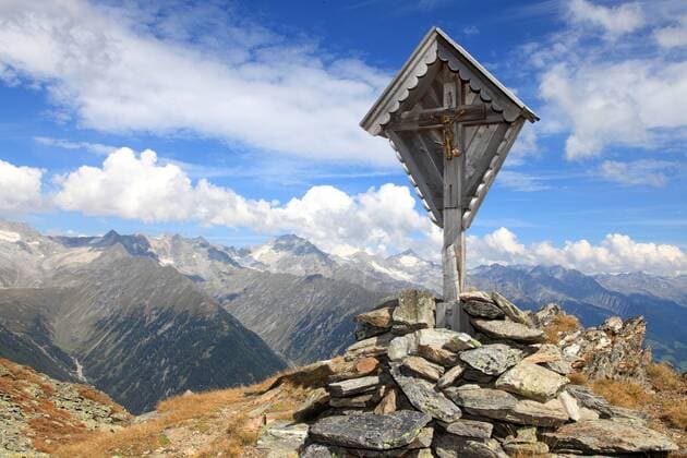 Bildstock (Marterl) auf dem Weg vom Speikboden (2400 Meter) in der Nähe von Sand in Taufers (Campo Tures) im Tauferer Ahrntal (Südtirol, Italien), über den Bergkamm nach Weißenbach ((Rio Bianco). Im Hintergrund: die Zillertaler Alpen. (Foto vom 10.09.2012) DER ABDRUCK DES EPD-FOTOS IST HONORARPFLICHTIG! Bildstock oberhalb vom Tauferer Ahrntal in Südtirol 409935 EDITORIAL USE ONLY