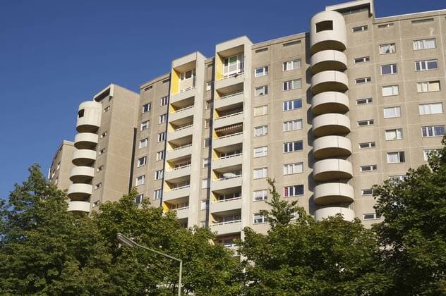 Die bekannteste Trabantensiedlung in einer bundesdeutschen Stadt wird 50 Jahre alt. Mit rund 19.000 Wohnungen wurde die Gropiusstadt in der südöstlichsten Ecke des früheren West-Berlins zum Modell für viele andere Reißbrett-Siedlungen (Foto vom 14.08.2012: Gropiushaus). Die Grundsteinlegung durch den Architekten Walter Gropius und den damaligen Regierenden Bürgermeister Willy Brandt (SPD) erfolgte am 7. November 1962. In dem Neuköllner Stadtteil wohnen heute 35.000 Menschen. (Siehe epd-Feature vom 16.08.2012) DER ABDRUCK DES EPD-FOTOS IST HONORARPFLICHTIG! Berliner Gropiusstadt wird 50 Jahre alt 392333 EDITORIAL USE ONLY