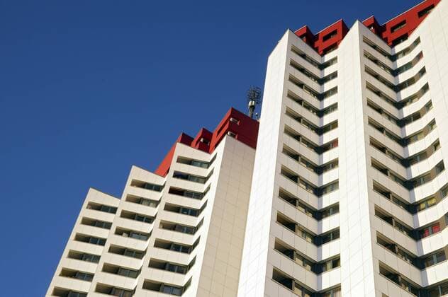 Die bekannteste Trabantensiedlung in einer bundesdeutschen Stadt wird 50 Jahre alt. Mit rund 19.000 Wohnungen wurde die Gropiusstadt in der südöstlichsten Ecke des früheren West-Berlins zum Modell für viele andere Reißbrett-Siedlungen (Foto vom 14.08.2012: Hochhaus Zwickauer Damm). Die Grundsteinlegung durch den Architekten Walter Gropius und den damaligen Regierenden Bürgermeister Willy Brandt (SPD) erfolgte am 7. November 1962. In dem Neuköllner Stadtteil wohnen heute 35.000 Menschen. (Siehe epd-Feature vom 16.08.2012) DER ABDRUCK DES EPD-FOTOS IST HONORARPFLICHTIG! Berliner Gropiusstadt wird 50 Jahre alt 392346 EDITORIAL USE ONLY