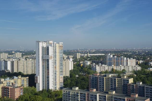 Die bekannteste Trabantensiedlung in einer bundesdeutschen Stadt wird 50 Jahre alt. Mit rund 19.000 Wohnungen wurde die Gropiusstadt in der südöstlichsten Ecke des früheren West-Berlins zum Modell für viele andere Reißbrett-Siedlungen (Foto vom 15.08.2012: Blick vom Hochhaus Joachim-Gottschalk-Weg 1 zum Hochhaus am Wildmeisterdamm). Die Grundsteinlegung durch den Architekten Walter Gropius und den damaligen Regierenden Bürgermeister Willy Brandt (SPD) erfolgte am 7. November 1962. In dem Neuköllner Stadtteil wohnen heute 35.000 Menschen. (Siehe epd-Feature vom 16.08.2012) DER ABDRUCK DES EPD-FOTOS IST HONORARPFLICHTIG! Berliner Gropiusstadt wird 50 Jahre alt 392348 EDITORIAL USE ONLY