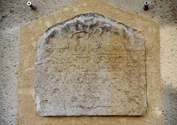 Tafel am ehemaligen Wohnhaus von Paul Gerhardt in der Lutherstadt Wittenberg (Sachsen-Anhalt) neben der Stadtkirche St. Marien am 05.07.2012. Der kaum lesbare Text lautet: Befiehl du deine Wege. Der Dichter deutscher Kirchenlieder Paul Gerhardt wohnte in diesem Haus von 1628 bis 1642 . Paul Gerhardt (geb. am 12. März 1607 in Gräfenhainichen im Kurfürstentum Sachsen; gest. am 27. Mai 1676 in Lübben im Spreewald) war ein evangelisch-lutherischer Theologe und gilt neben Martin Luther als einer der bedeutendsten deutschsprachigen Kirchenlieddichter. DER ABDRUCK DES EPD-FOTOS IST HONORARPFLICHTIG! Wohnhaus von Paul Gerhardt in Wittenberg 391615 EDITORIAL USE ONLY