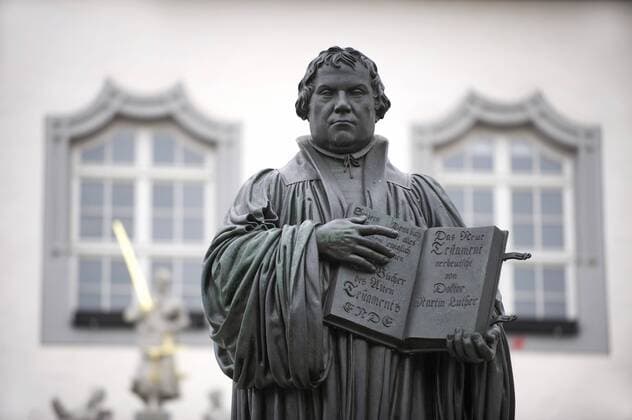 Denkmal des Reformators Martin Luther (1483 - 1546) mit der von ihm ins Deutsche übersetzten Bibel in der Hand auf dem Marktplatz der Lutherstadt Wittenberg, (Sachsen-Anhalt) am 24.04.2012. In den Jahren 1521 22 übersetzte Martin Luther im Schutze der Wartburg in Eisenach das Neue Testament ins Deutsche. DER ABDRUCK DES EPD-FOTOS IST HONORARPFLICHTIG! Luther-Denkmal in Wittenberg 385769 EDITORIAL USE ONLY