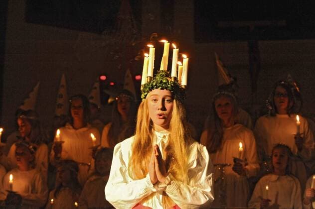 Cornelia Persson (12) singt am Dienstagabend (13.12.2011) mit einem brennenden Kerzenkranz auf ihrem Kopf beim gemeinsamen Luciafest der schwedischen Gemeinde und schwedischen Schule in der Auenkirche in Berlin-Wilmersdorf. Das Luciafest ist ein vorweihnachtlicher Brauch, der vor allem in Schweden verbreitet ist. Das Fest fällt immer auf den 13. Dezember, der in den christlichen Kirchen der Gedenktag der Heiligen Lucia ist und vor der Gregorianischen Kalenderreform der kürzeste Tag des Jahres war. Obwohl das Luciafest dem Namen nach ein Heiligengedenktag ist, ist es heute wenig kirchlich geprägt. Die wichtigsten Elemente sind das Tragen von weißen Gewändern und Kerzen, der Verzehr von traditionellem Safrangebäck (lussekatter), das Singen von Lucialiedern, und die Wahl einer örtlichen Lucia. Die Feierlichkeiten beginnen meist am Morgen in der Familie und setzen sich in Kindergärten, Schul 377784 EDITORIAL USE ONLY