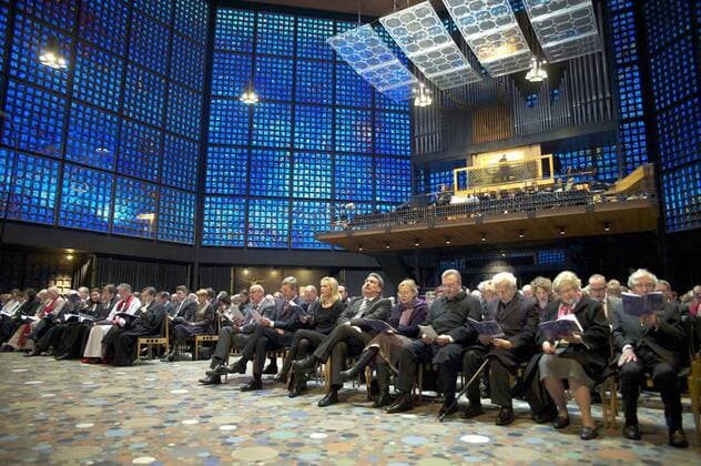 Mit einem Festgottesdienst ist am Sonntag (18.12.2011) das 50-jährige Jubiläum der neuen Kaiser-Wilhelm-Gedächtniskirche in Berlin gefeiert worden. (Foto v. re.: Alt-Bischof Martin Kruse; Marianne von Weizsäcker; Alt-Bundespräsident Richard von Weizsäcker; Frank Henkel, stellv. Bürgermeister Berlin; die Berliner Generalsuperintendentin Ulrike Trautwein; Ralf Wieland (SPD), Präsident Abgeordnetenhaus Berlin; Bettina Wulff; Bundespräsident Christian Wulff; Präses Andreas Böer, Evangelische Kirche Berlin-Brandenburg-schlesische Oberlausitz; der evangelische Bischof Markus Dröge und Bischof Christopher Cockworth, Coventry) Unter den Gästen waren auch Bundespräsident Christian Wulff und dessen Ehefrau Bettina. Der evangelische Bischof für Berlin, Brandenburg und die schlesische Oberlausitz, Markus Dröge, erinnerte in seiner Predigt an den hohen Symbolgehalt des Westberliner Wahrzeichens. Die 377955 EDITORIAL USE ONLY