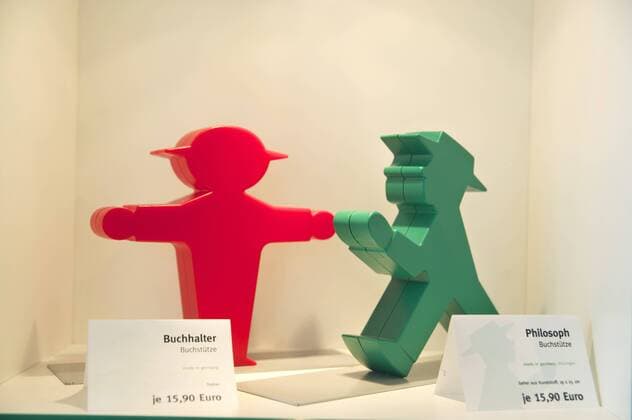 Im Laden Ampelmann am Gendarmenmarkt in Berlin erhält man den Ost-Ampelamann in den unterschiedlichsten Ausführungen; als Souvenir; als Gebrauchsartikel für den Haushalt oder auch als Modeartikel (Foto vom 05.10.2011). Am 13. Oktober 2011 feiert der Ost-Ampelann seinen 50. Geburtstag und ist inzwischen Kult. Vor 50 Jahren erfand Karl Peglau (1927-2009) einen neuen Ampelmann für die DDR, auffällig durch den mollig-gemütlichen Körperbau mit Knollennase und Hut , wie der Verkehrspsychologe sein Männchen einst selbst beschrieb. Bis zur Wiedervereinigung leuchtete es in den Lichtanlagen von der Ostsee bis nach Südthüringen, wurde dann abmontiert und durch das im Vergleich eher neutrale West-Männchen ersetzt. Mitte der 90er Jahre wurde es schließlich wiederentdeckt und zur Kultfigur stilisiert. Heute schmückt es Kleidung und Gebrauchsgegenstände und seit 2010 sogar Busse in Tokio. (Siehe ep 373023 EDITORIAL USE ONLY