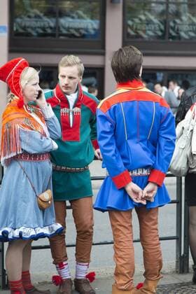 Festbesucher in samischer Tracht, Foto: Robert B. Fishman, ecomedia,, 20.5.2013 Norwegischer Nationalfeiertag 17. Mai