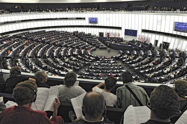 Der Plenarsaal des Europäischen Parlaments in Straßburg während einer Sitzung (Foto vom 28.9.2011). DER ABDRUCK DES EPD-FOTOS IST HONORARPFLICHTIG! Plenarsaal des Europäischen Parlaments 377799 EDITORIAL USE ONLY