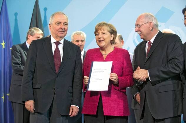 Die von der Bundesregierung nach der Reaktorkatastrophe in Fukushima eingesetzte Ethik-Kommission zur Energiepolitik übergab am Montag (30.05.2011) Bundeskanzlerin Angela Merkel (CDU, M.) in Berlin ihren Abschlussbericht. (Foto: die Leiter der Kommission, der frühere Bundesumweltminister Klaus Töpfer (CDU, li.) und der Präsident der Deutschen Forschungsgemeinschaft, Matthias Kleiner.) Wie bereits bekannt wurde, empfiehlt die Experten-Kommission, den Ausstieg aus der Nutzung der Kernenergie innerhalb eines Jahrzehntes umzusetzen. Bei einem entsprechenden technologischen Fortschritt könne der Zeitraum des Ausstiegs verkürzt werden. (Siehe epd-Bericht vom 30.05.2011) DER ABDRUCK DES EPD-FOTOS IST HONORARPFLICHTIG! Ethik-Kommission zur Energiepolitik übergibt Abschlußbericht 364549 EDITORIAL USE ONLY