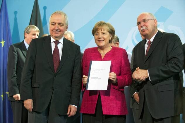 Die von der Bundesregierung nach der Reaktorkatastrophe in Fukushima eingesetzte Ethik-Kommission zur Energiepolitik übergab am Montag (30.05.2011) Bundeskanzlerin Angela Merkel (CDU, M.) in Berlin ihren Abschlussbericht. (Foto: die Leiter der Kommission, der frühere Bundesumweltminister Klaus Töpfer (CDU, li.) und der Präsident der Deutschen Forschungsgemeinschaft, Matthias Kleiner.) Wie bereits bekannt wurde, empfiehlt die Experten-Kommission, den Ausstieg aus der Nutzung der Kernenergie innerhalb eines Jahrzehntes umzusetzen. Bei einem entsprechenden technologischen Fortschritt könne der Zeitraum des Ausstiegs verkürzt werden. (Siehe epd-Bericht vom 30.05.2011) DER ABDRUCK DES EPD-FOTOS IST HONORARPFLICHTIG! Ethik-Kommission zur Energiepolitik übergibt Abschlußbericht 364550 EDITORIAL USE ONLY