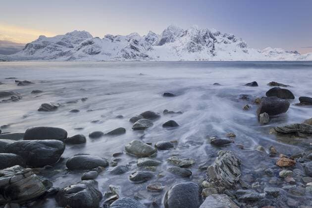 Felsküste bei Vareid Richtung Flakstad, Stortinden, Flakstadoya, Lofoten, Nordland, Norwegen