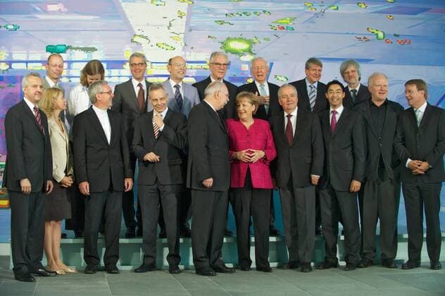 Die von der Bundesregierung nach der Reaktorkatastrophe in Fukushima eingesetzte Ethik-Kommission zur Energiepolitik übergab am Montag (30.05.2011) Bundeskanzlerin Angela Merkel (CDU, M.) in Berlin ihren Abschlussbericht. (Foto mit den Leitern der Kommission, dem früheren Bundesumweltminister Klaus Töpfer (CDU, 6.v.re.) und dem Präsidenten der Deutschen Forschungsgemeinschaft, Matthias Kleiner (neben Merkel). 3.v.li.1. Reihe der evangelische badische Landesbischof Ulrich Fischer, 3.v.re. Bundeswirtschaftsminister Philipp Rösler. Wie bereits bekannt wurde, empfiehlt die Experten-Kommission, den Ausstieg aus der Nutzung der Kernenergie innerhalb eines Jahrzehntes umzusetzen. Bei einem entsprechenden technologischen Fortschritt könne der Zeitraum des Ausstiegs verkürzt werden. (Siehe epd-Bericht vom 30.05.2011) DER ABDRUCK DES EPD-FOTOS IST HONORARPFLICHTIG! Ethik-Kommission zur Energiepoli 364574 EDITORIAL USE ONLY